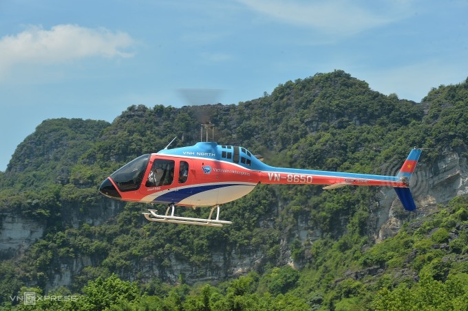 Máy bay Bell 505, số hiệu VN-8650 trong một lần thực hiện dịch vụ du lịch trước khi gặp nạn. Ảnh: Hoàng Phong