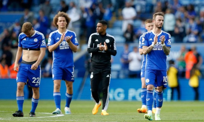 Các cầu thủ Leicester vỗ tay tri ân khán giả sau trận cuối mùa giải. Ảnh: Reuters