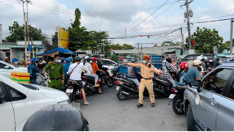 Lực lượng Công an Bến Tre phân luồng, điều tiết giao thông.