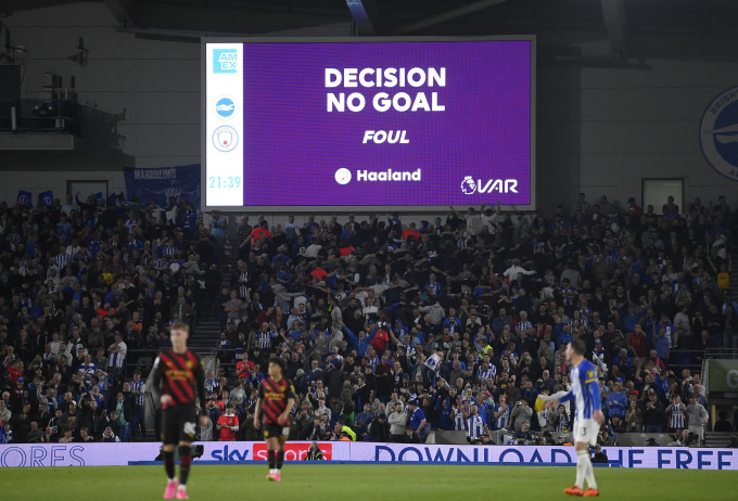 VAR thông báo từ chối một bàn thắng của Haaland trong trận Man City hòa chủ nhà Brighton 1-1 trong trận đá bù vòng 32 Ngoại hạng Anh ngày 24/5 vừa qua. Ảnh: Reuters