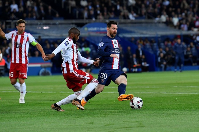 Messi đi bóng trong trận thắng Ajaccio trên sân Parc des Princes ngày 13/5. Ảnh: psg.fr