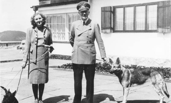 Trùm phát xít Đức Adolf Hitler chụp ảnh cùng Eva Braun tại dinh thự Berghof, bang Bavaria, vào năm 1942. Ảnh: Deutsches Bundesarchiv