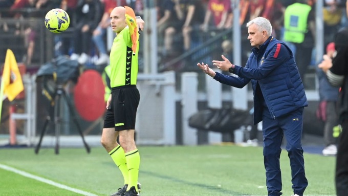 Mourinho ném trả bóng cho cầu thủ trong trận Roma hòa Salernitana 2-2 ở vòng 36 Serie A ngày 22/5. Ảnh: asroma.it