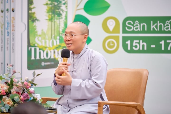 NSƯT Mỹ Uyên, MC Nguyên Khang say mê với bộ sách 'chữa lành' - 1