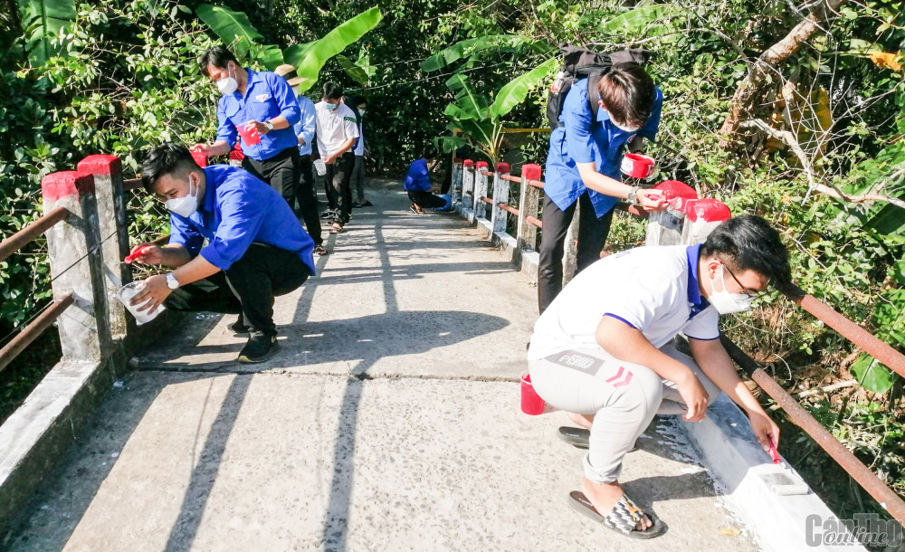 Qua các phong trào, nhiều quần chúng ưu tú ở phường Tân Phú được kết nạp vào Đảng. Trong ảnh: Đoàn viên, thanh niên phường sơn sửa cầu.