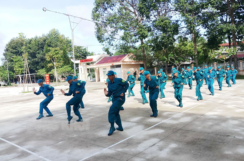 Lực lượng dân quân cơ động Ban Chỉ huy Quân sự TP. Bến Tre luyện tập võ thuật.