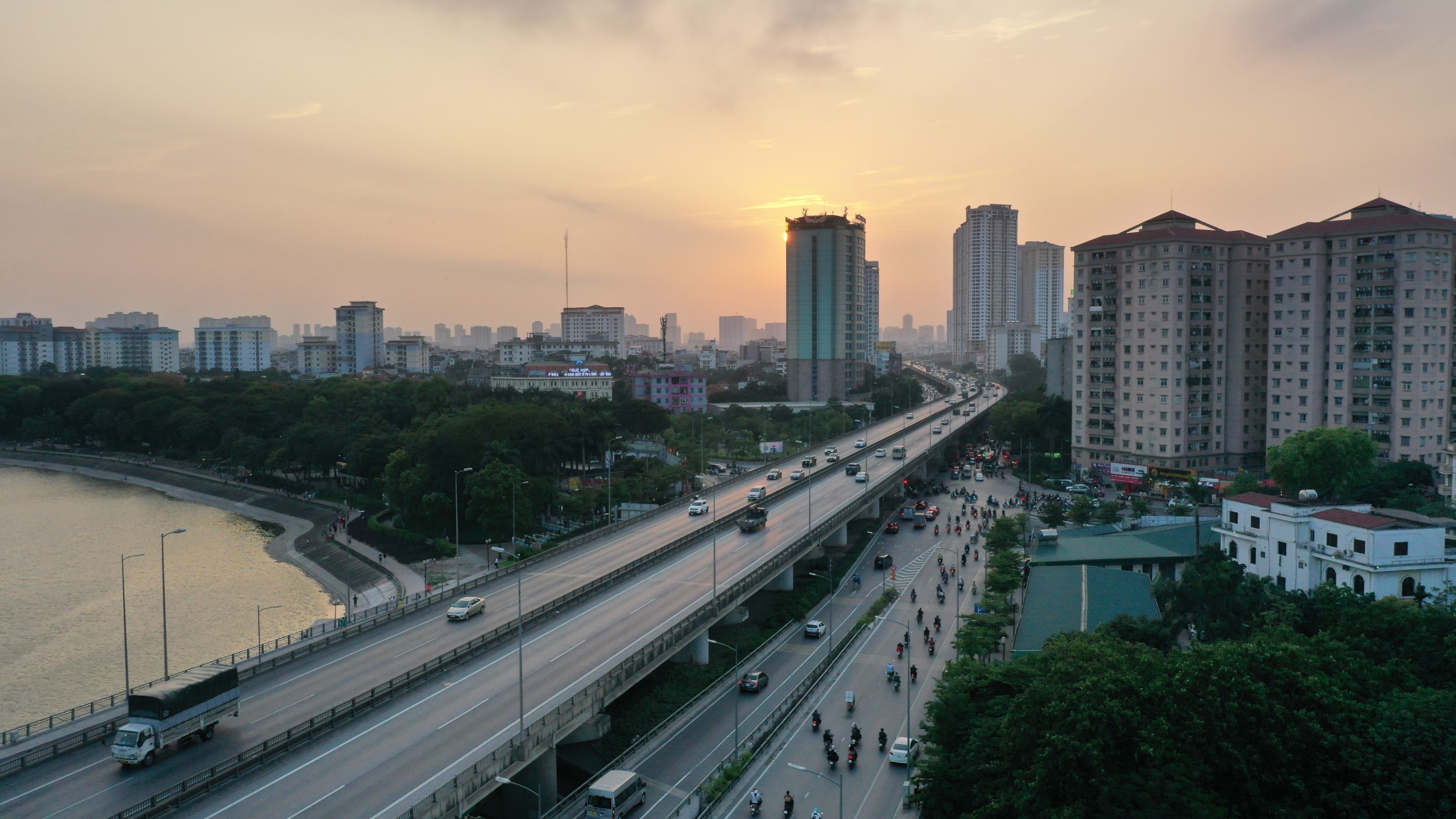 Canh hiem thay ngay cuoi ky nghi le o cua ngo Ha Noi hinh anh