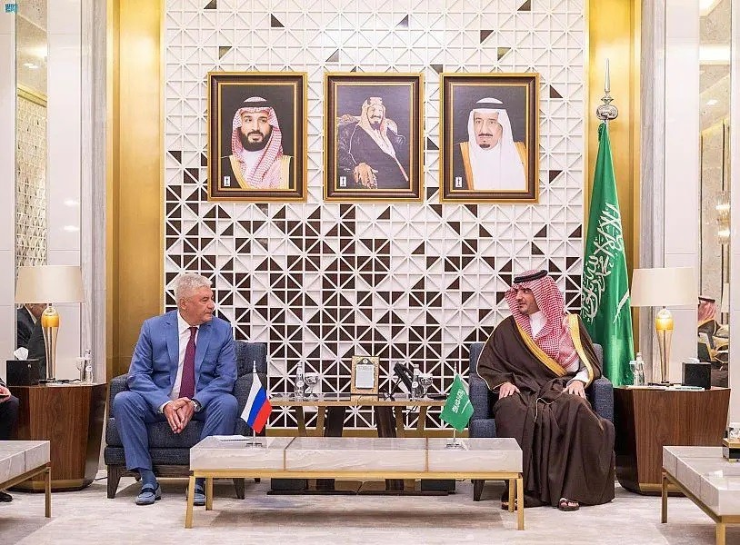 (05.24) Bộ trưởng Nội vụ Nga Vladimir Kolokoltsev trao đổi với người đồng cấp Saudi Arabia Abdulaziz bin Saud ngày 23/5. (Nguồn: SPA)