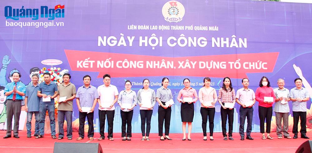 Lãnh đạo Liên đoàn Lao động tỉnh và Liên đoàn Lao động  TP.Quảng Ngãi tặng quà công nhân lao động.
