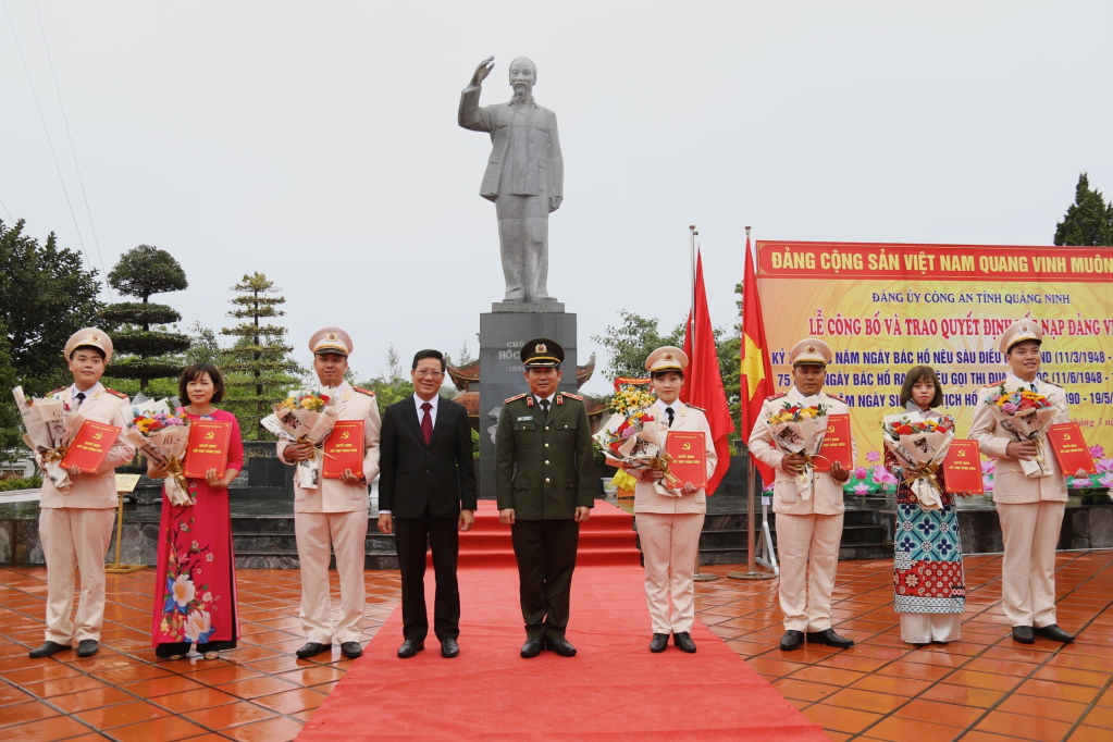 Lãnh đạo Công an tỉnh và huyện Cô Tô trao quyết định kết nạp đảng viên mới cho 7 quần chúng ưu tú của Đảng bộ Công an tỉnh, tháng 3/2023. Ảnh: Trung tâm TT&VH huyện Cô Tô.