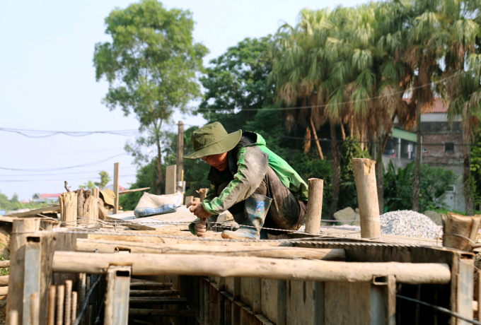 Công nhân thi công đường Lê Duẩn kéo dài, đoạn qua TP Hà Tĩnh giữa trưa nắng. Ảnh:Đức Hùng