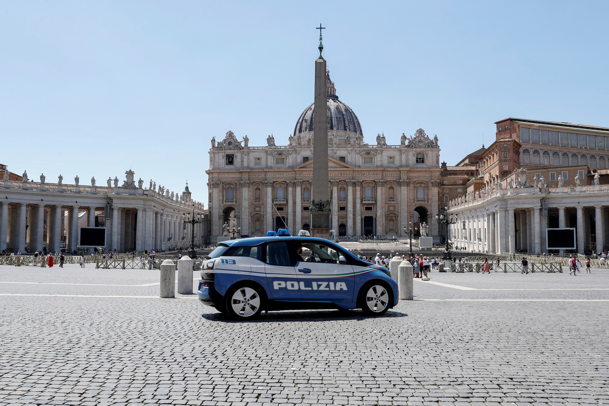 Người đàn ông tâm thần bất ổn lao xe vào Vatican - Ảnh 1.