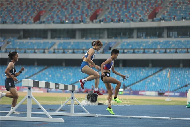 VĐV Nguyễn Thị Oanh thi đấu nội dung chạy vượt rào 3000m nữ tại SEA Games 32 với thành tích 10 phút 34 giây 37. Ảnh: Minh Quyết - TTXVN