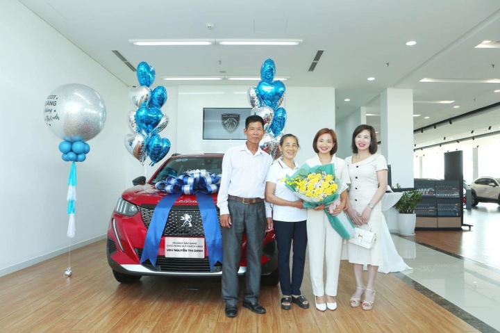 Nguyễn Thị Oanh tới showroom nhận ô tô Peugeot 2008 giá gần 1 tỷ đồng - 1