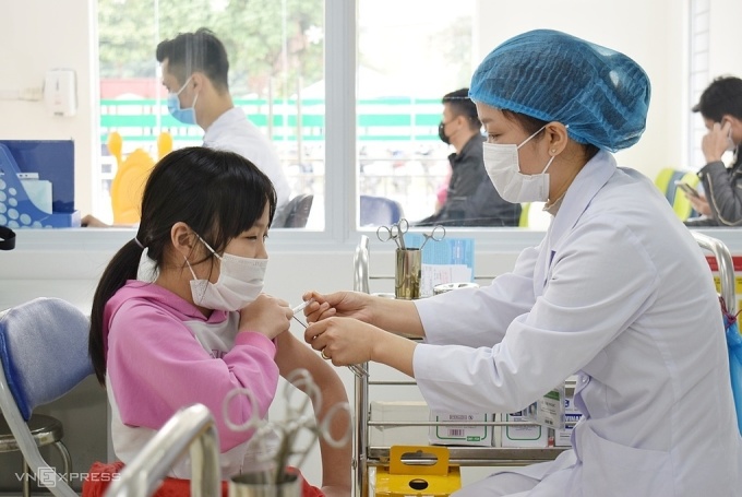 Tiêm vaccine cho trẻ em tại bệnh viện. Ảnh: Chi Lê