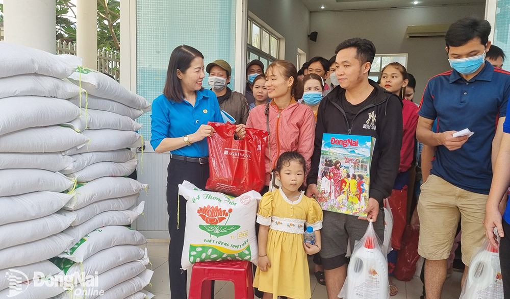 Chủ tịch Liên đoàn Lao động H.Long Thành Lê Thị Thanh Nguyệt tặng quà cho công nhân lao động hoàn cảnh khó khăn dịp Tết 2023