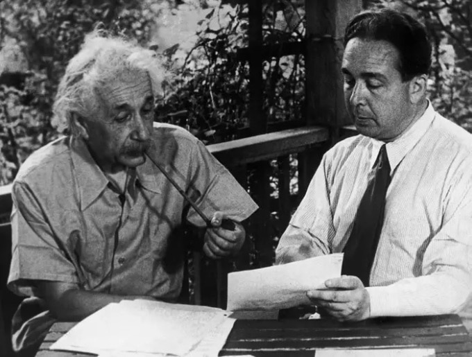 Nhà vật lý Albert Einstein (trái) và nhà vật lý người Hungary Leo Szilard. Ảnh: March Of Time