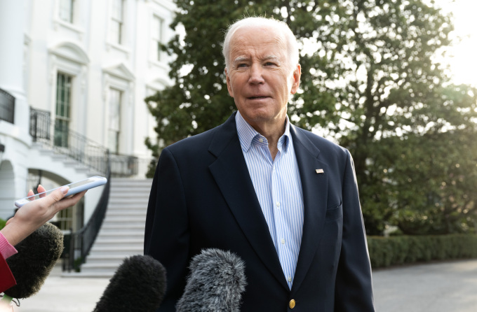 Tổng thống Mỹ Joe Biden trả lời các phóng viên trong lúc rời Nhà Trắng tới Mississippi hôm 31/3. Ảnh: AFP