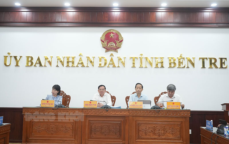 Chủ trì hội nghị.