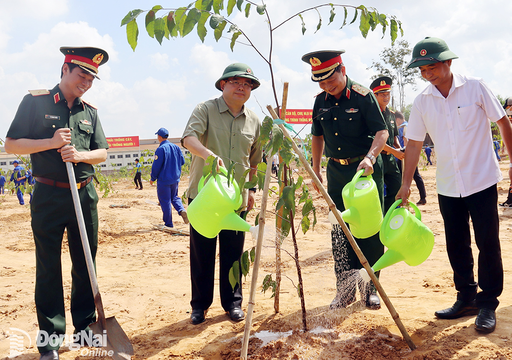 Lãnh đạo tỉnh, Thủ trưởng Tổng cục Công nghiệp Quốc phòng, Quân khu 7 trồng cây trong lễ phát động