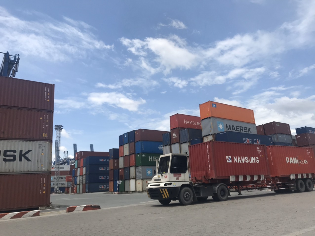 Phí nâng, hạ container tại các cảng biển khác nhau thế nào? - Ảnh 1.