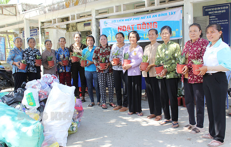 Hội viên, phụ nữ xã An Bình Tây đổi rác thải nhựa lấy cây xanh.