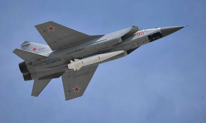 Tiêm kích MiG-31K mang tên lửa Kinzhal bay biểu diễn năm 2018. Ảnh: Điện Kremlin