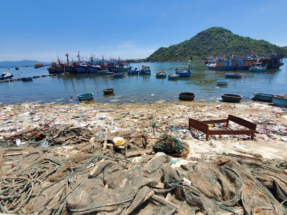 La basura inunda los estuarios y puertos pesqueros de Binh Dinh (foto 1)