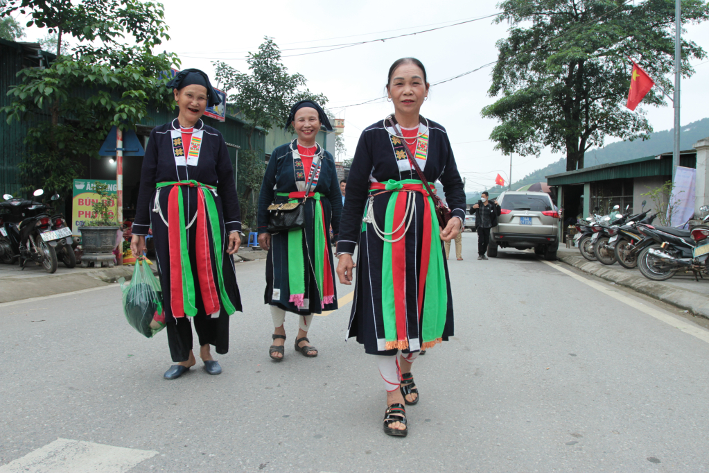 Bà con Sán Chỉ ở Thái Nguyên xuống dự hội.