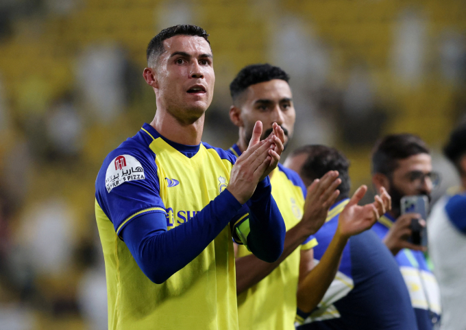 Ronaldo (trái) mừng chiến thắng trước Al Shabab tối 23/5. Ảnh: Reuters