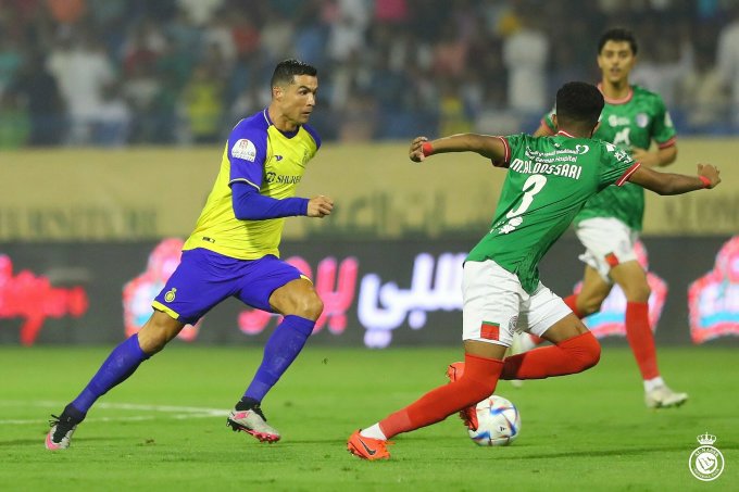 Ronaldo trong một pha đi bóng qua hàng thủ Al Ettifaq. Ảnh: Al Nassr