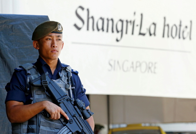 Sĩ quan đứng gác bên ngoài địa điểm tổ chức Đối thoại Shangri-La ở Singapore hồi tháng 5/2019. Ảnh: Reuters