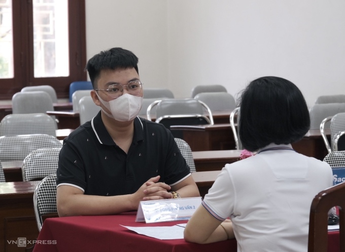 Thế Khanh tham gia phỏng vấn trực tiếp với doanh nghiệp trong Hội chợ việc làm - Cầu nối nhân lực tại Học viện Ngân hàng ngày 13/5. Ảnh: Dương Tâm