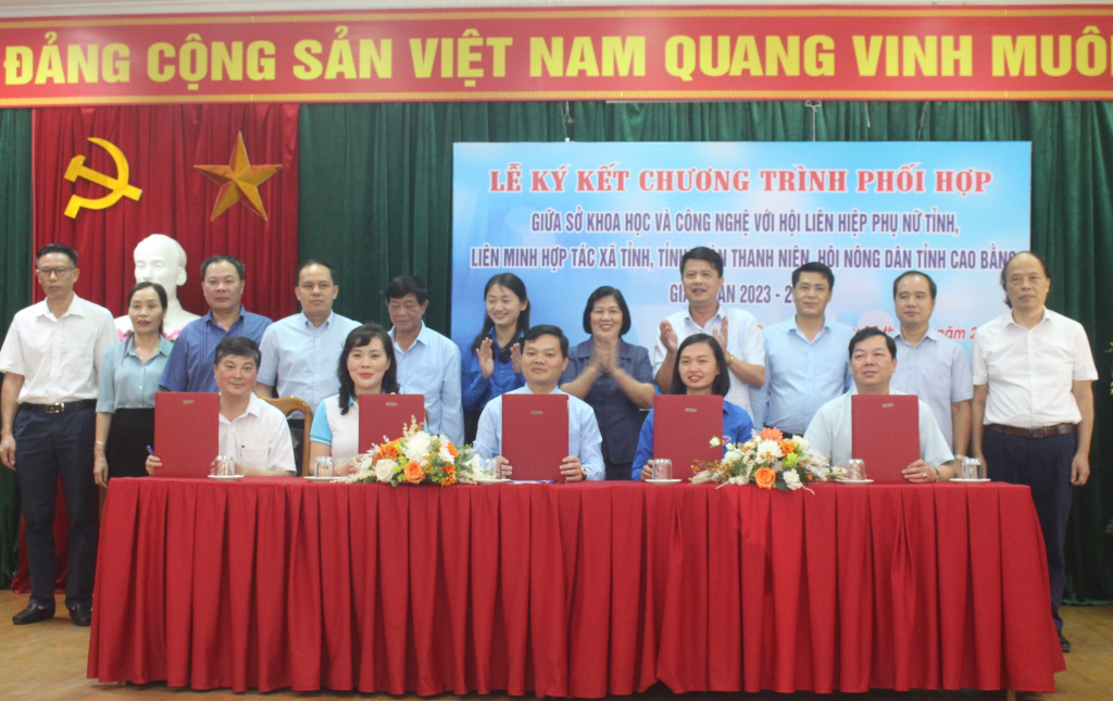 Lãnh đạo Sở Khoa học và Công nghệ, tổ chức đoàn thể chính trị - xã hội tỉnh ký kết Chương trình phối hợp giai đoạn 2023 - 2025.