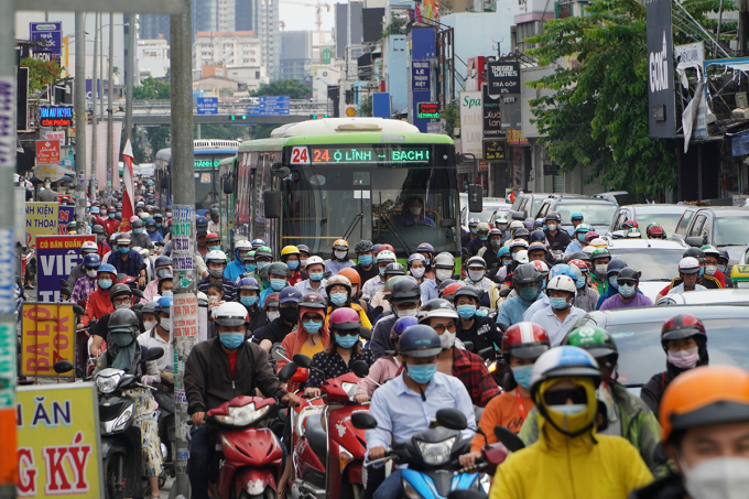 Kẹt xe trên đường Xô Viết Nghệ Tĩnh đoạn gần ngã tư Hàng Xanh cuối năm 2022. Ảnh: Gia Minh