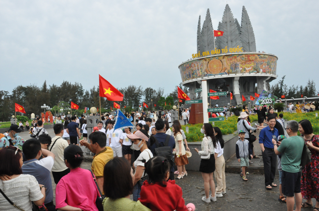 Hàng nghìn du khách đã đến tham quan Cụm thông tin cổ động biên giới Sa Vĩ trong ngày 30/4