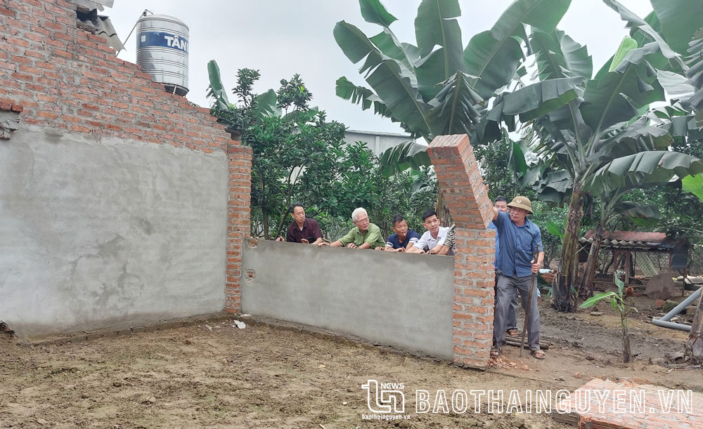 Các ban, ngành đoàn thể xã Tân Quang (TP. Sông Công) hỗ trợ gia đình ông Nguyễn Văn Xuân ở xóm Tân Mỹ 1 tháo dỡ công trình vi phạm.