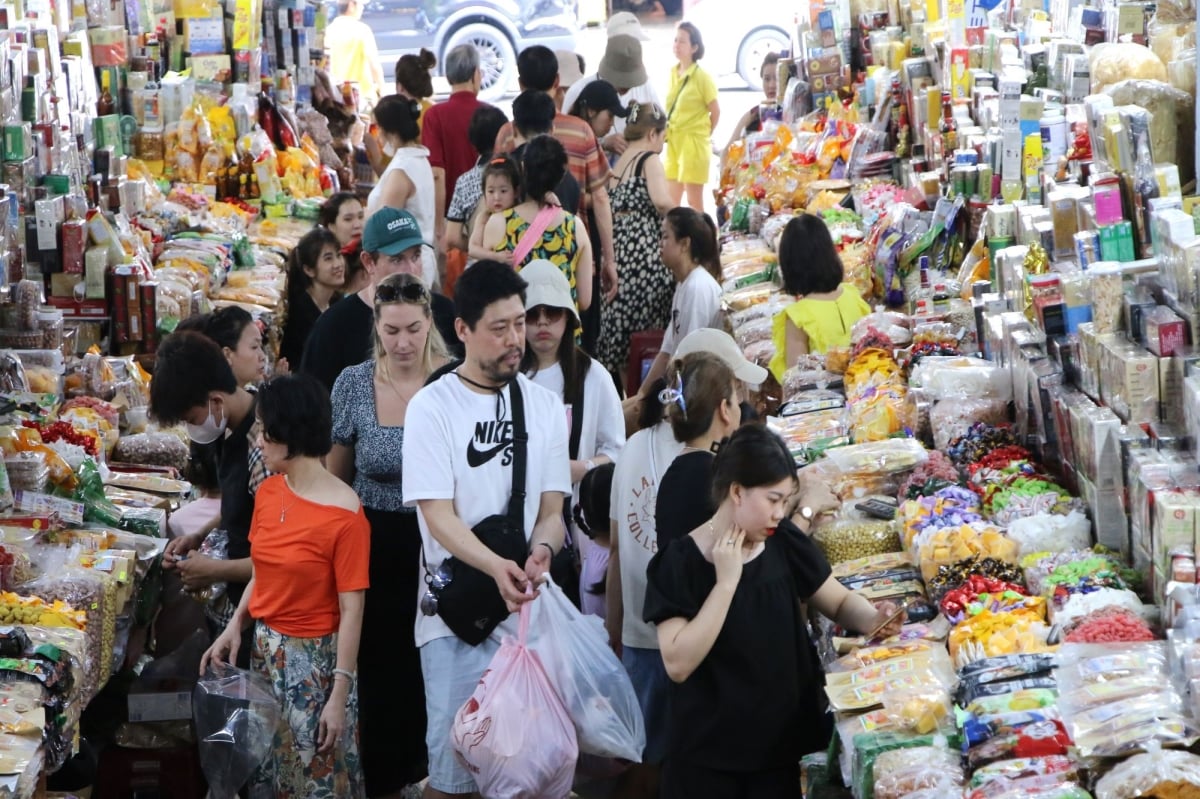 Tấp nập khách nước ngoài tham quan, mua sắm tại 'chợ quốc tế' nổi tiếng Đà Nẵng