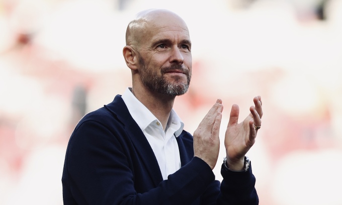 Ten Hag vỗ tay cảm ơn người hâm mộ Man Utd sau trận thắng Fulham 2-1 ở vòng hạ màn Ngoại hạng Anh trên sân Old Trafford ngày 28/5. Ảnh: manutd.com