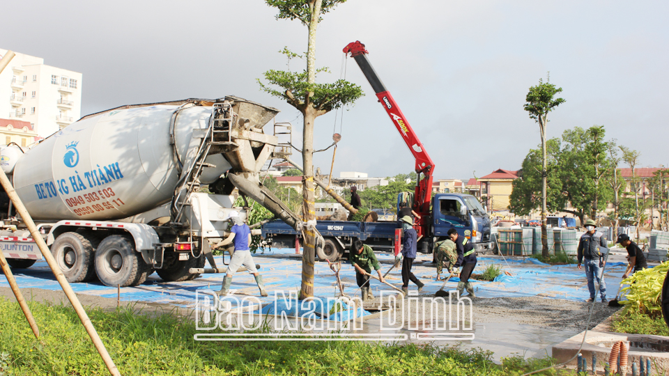 Thi công công trình cải tạo quảng trường Hòa Bình tạo điểm nhấn cảnh quan, kiến trúc cho khu vực trung tâm thành phố Nam Định.