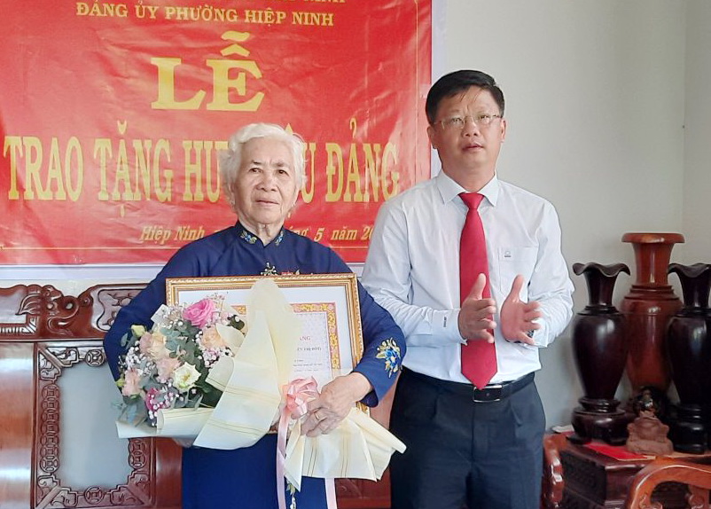 Ông Lê Minh Thế-Ủy viên Ban Thường vụ Tỉnh ủy- Bí thư Thành ủy Tây Ninh trao huy hiệu cho đảng viên Nguyễn Thị Phượng