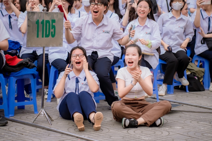 Vice principal wears vest and shorts to perform unique art performance, causing a stir online - 3