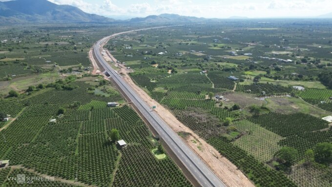 Cao tốc Vĩnh Hảo - Phan Thiết qua tỉnh Bình Thuận đã hoàn thành tuyến chính, được vận hành từ 10h ngày 19/5. Ảnh: Việt Quốc