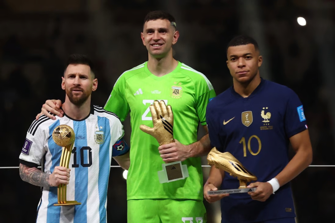 Messi (trái) cầm Quả Bóng Vàng World Cup 2022 bên cạnh Martinez và Mbappe, sau trận chung kết hôm 18/12. Ảnh: Reuters