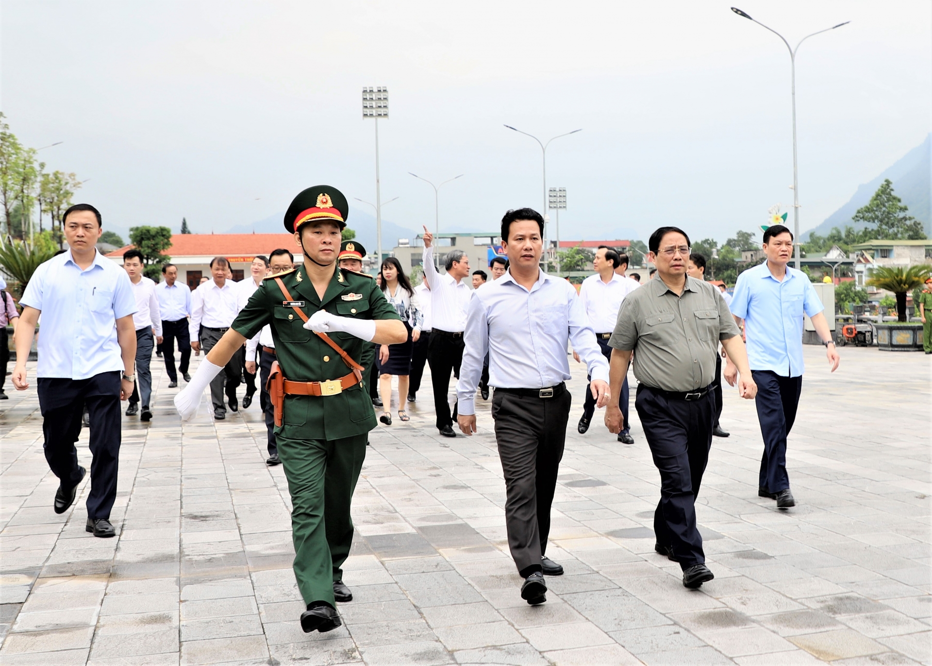 Thủ tướng Phạm Minh Chính viếng Nghĩa trang Liệt sĩ Quốc gia Vị Xuyên
