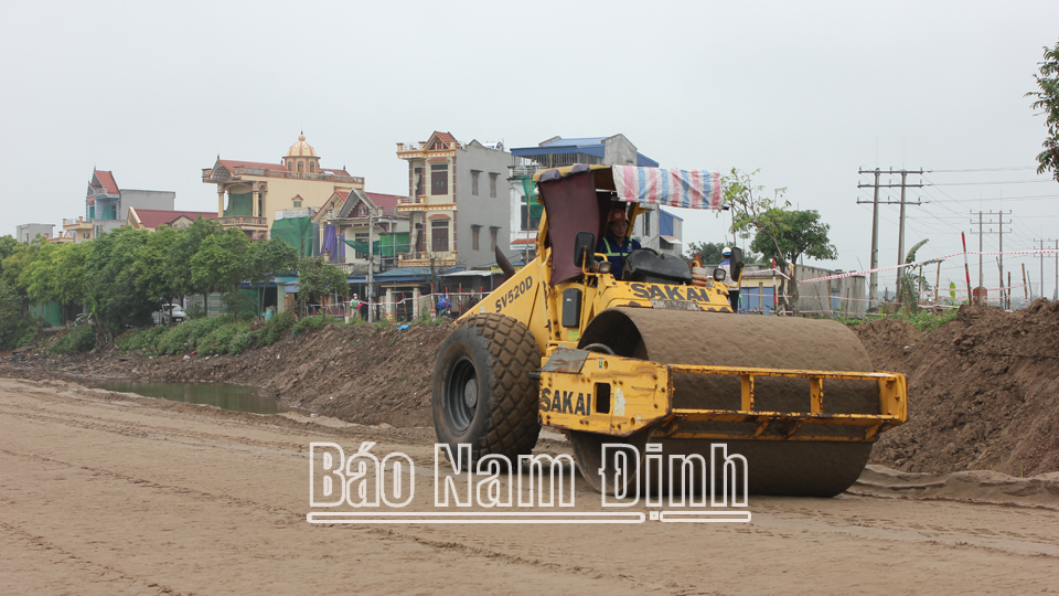 Thi công dự án đầu tư xây dựng tuyến đường bộ mới Nam Định - Lạc Quần - Đường bộ ven biển góp phần nâng cao năng lực cạnh tranh, xúc tiến và thu hút đầu tư phát triển toàn diện kinh tế - xã hội của tỉnh.