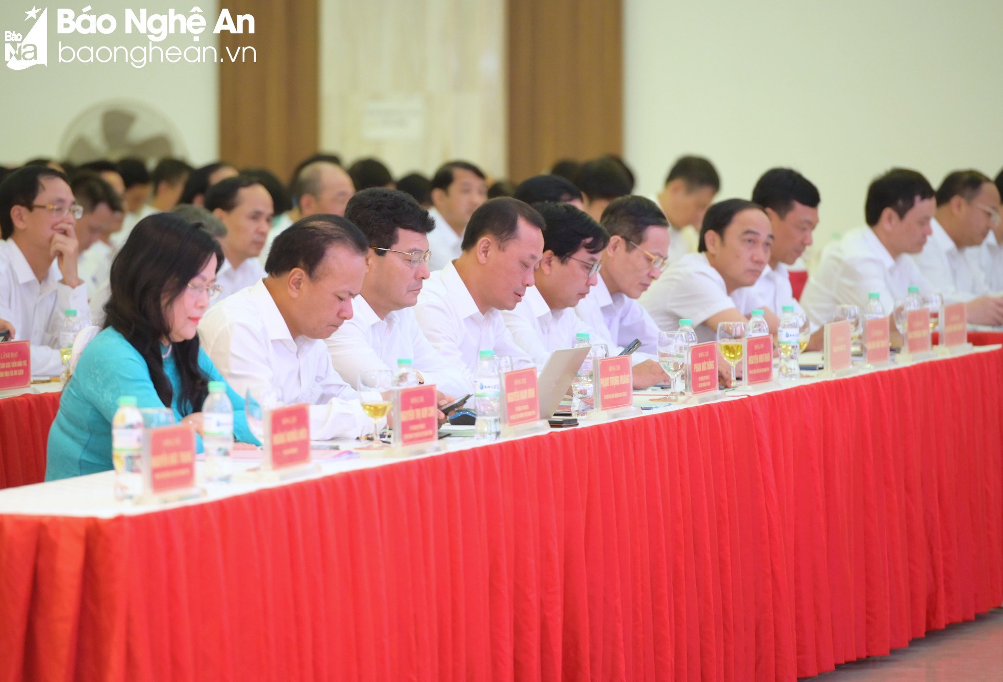 Thường trực Tỉnh ủy đối thoại với lãnh đạo quản lý cấp phòng và chuyên viên ảnh 3