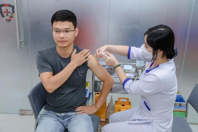 Nam giới tiêm vaccine HPV tại VNVC để phòng các bệnh do virus HPV. Ảnh: Mộc Thảo