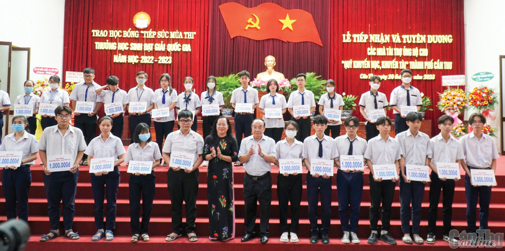 Các em học sinh lớp 12 vượt khó, học tốt nhận học bổng “Tiếp sức mùa thi” của HKH TP Cần Thơ.