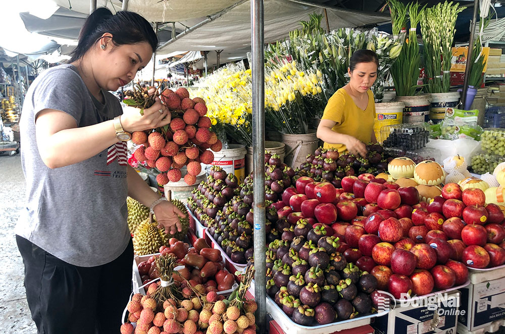 Người tiêu dùng chọn mua các loại trái cây đặc sản tại chợ Tân Hiệp (TP.Biên Hòa). Ảnh: Hải Hà